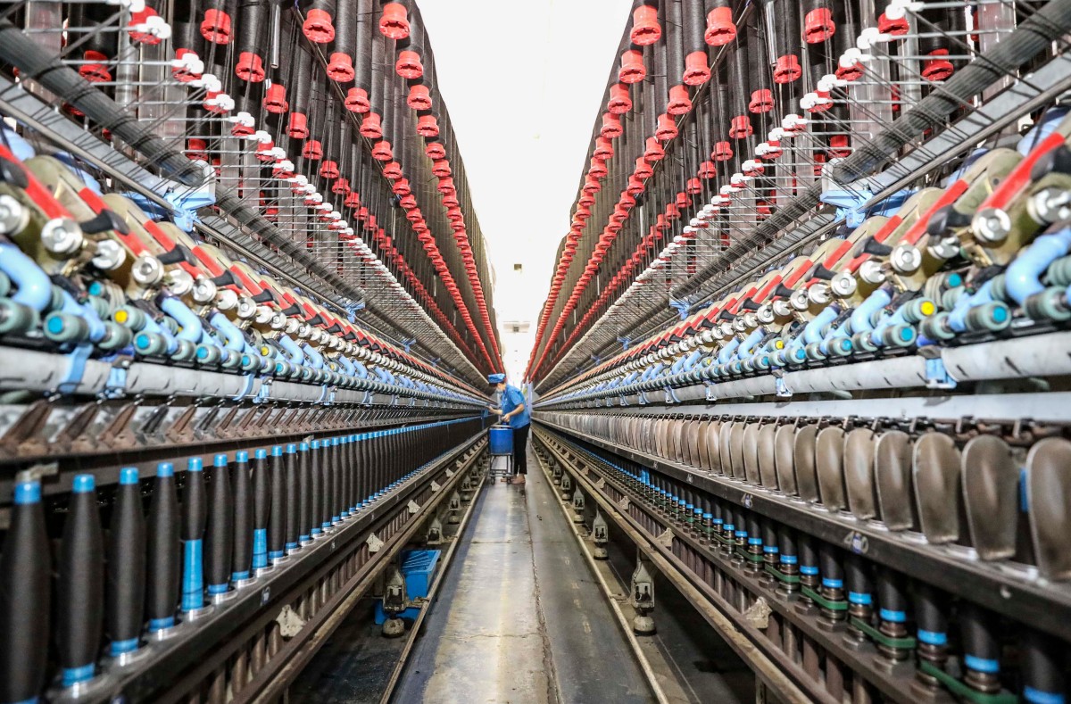 淮安纺织工人作业忙