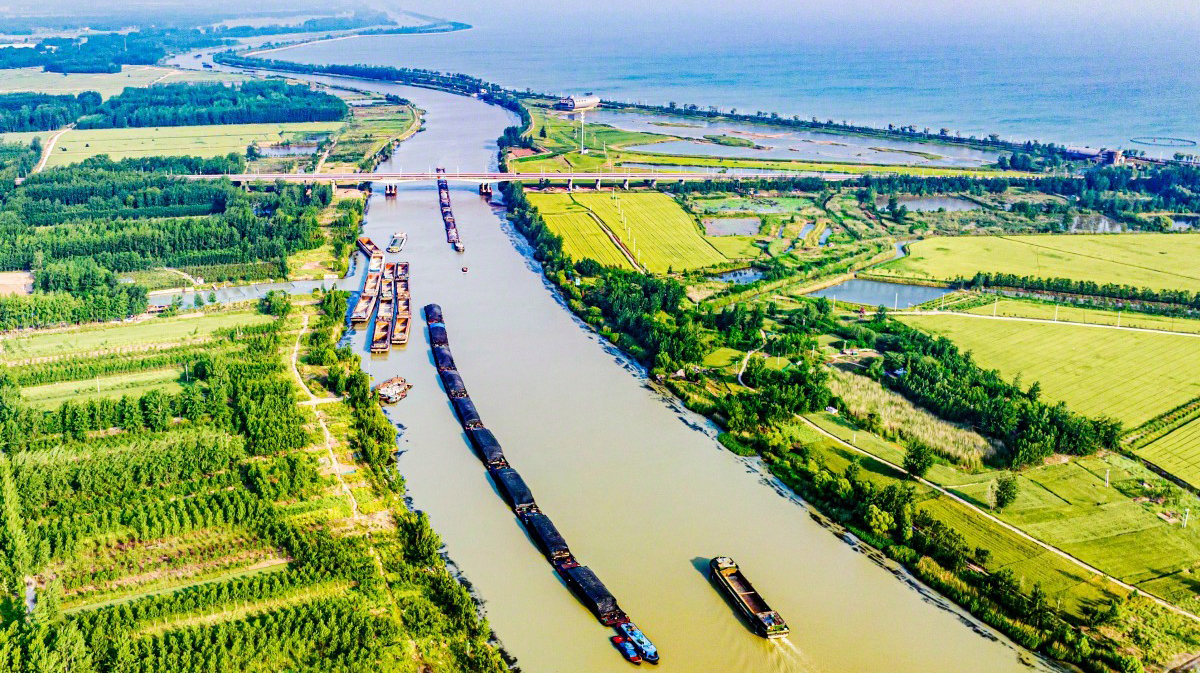 京杭大运河宿迁市宿城段,一艘艘装载煤炭,建材等货物的船舶来往穿梭