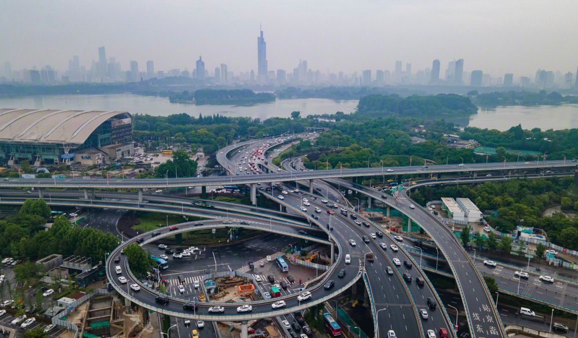 南京新庄立交车辆有序入城