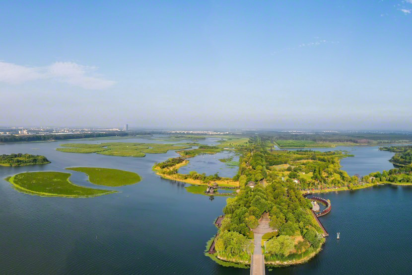 连云港市东海县西双湖湿地公园天蓝水碧,绿树成荫,呈现出一派生机勃勃