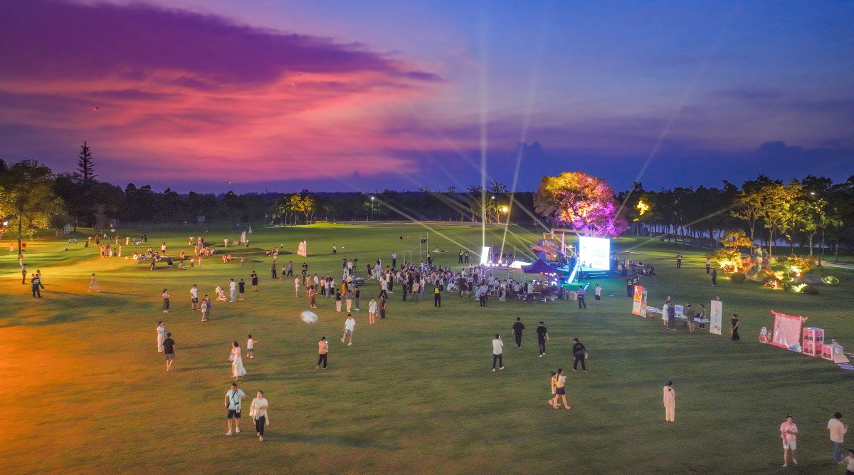 连云港:草坪音乐会打造浪漫"七夕"