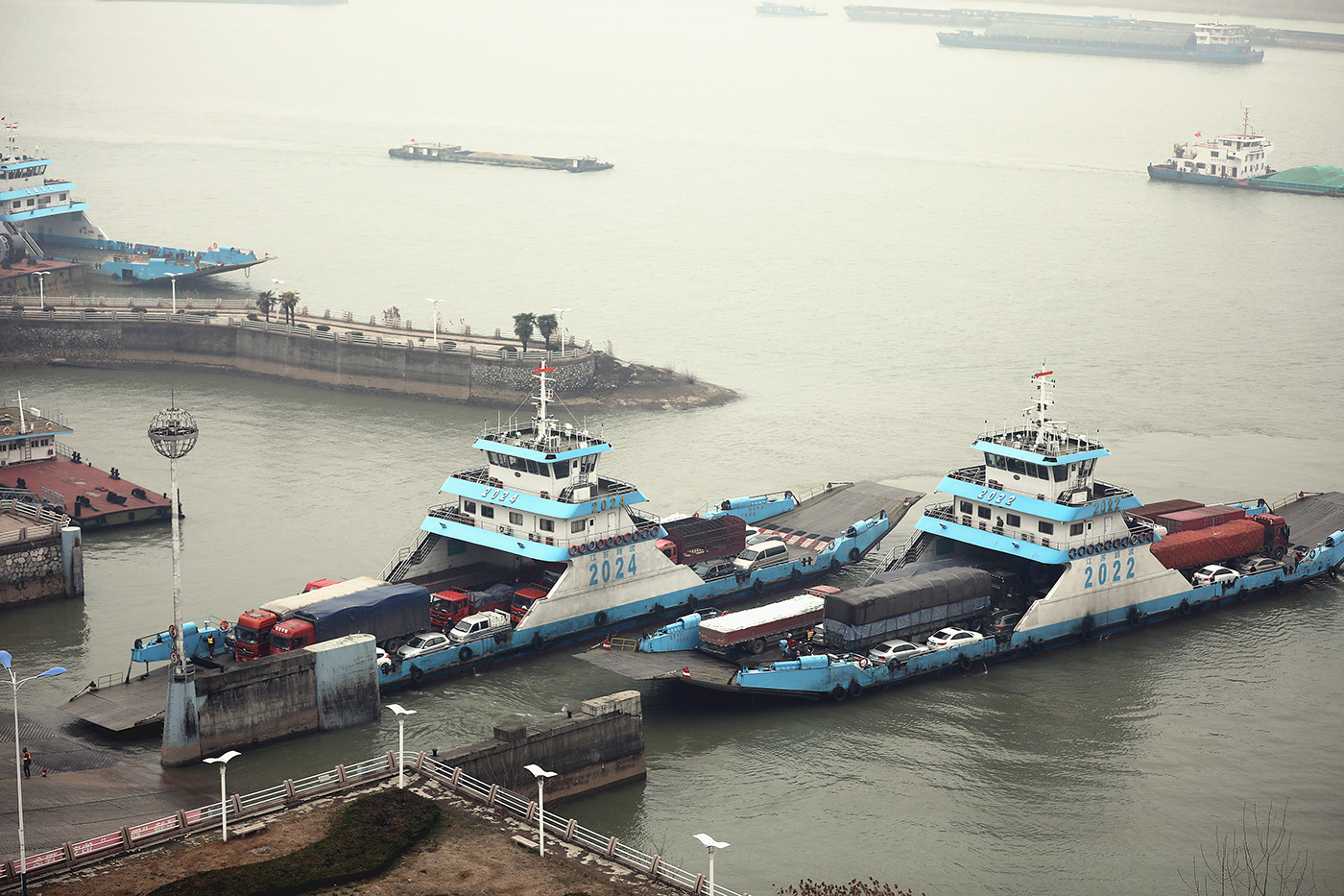 镇江节后汽渡忙