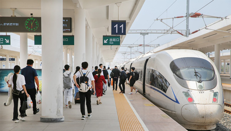 当日起,连云港首次开行直达贵阳高铁,方便市民出行.