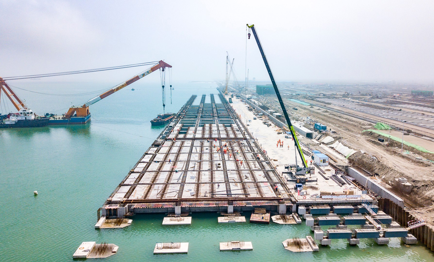 南通:吕四"2 2"码头完成首榀引桥横梁架设