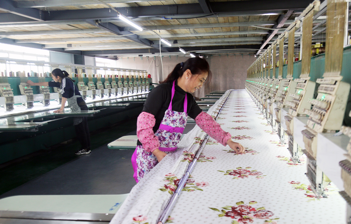 五分之一的农户与电脑绣品产业相关联,1000多名绣花工和6000多名"烫花