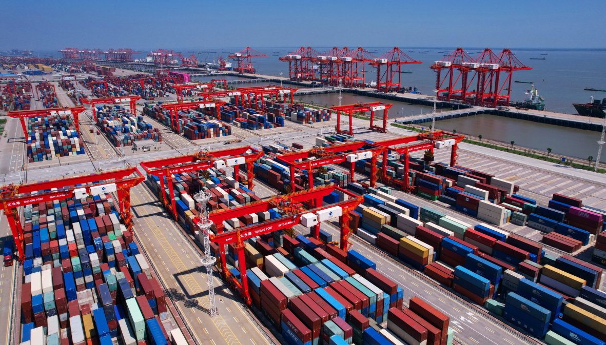 8月5日,太仓港集装箱码头作业繁忙.