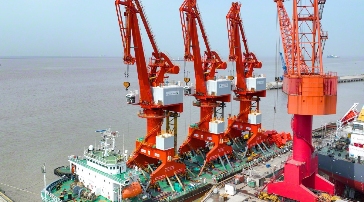 启东国产门座式起重机出口印尼