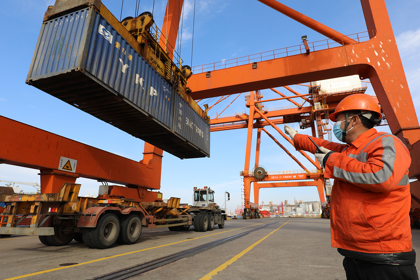 张家港:企业稳岗留工 港口装卸繁忙
