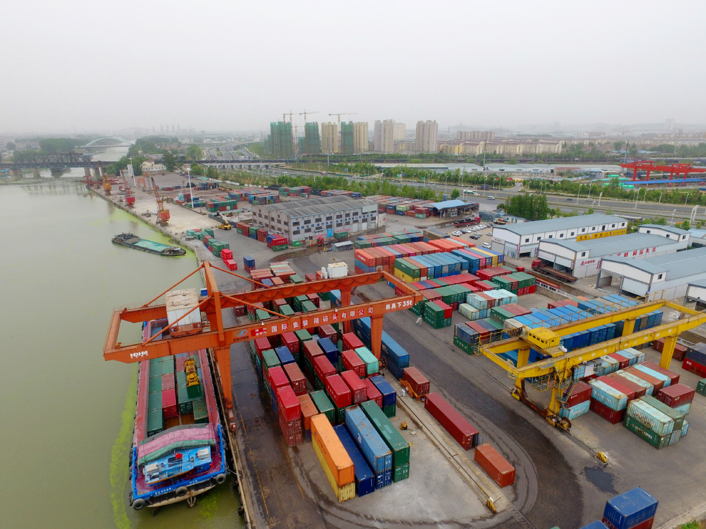 6月2日,徐州港务集团孟家沟国际集装箱码头装卸作业区一派忙碌.