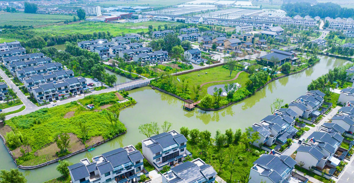 >全面推进乡村振兴>图片>7月1日,宿迁市宿城区龙河镇桥庄村绿水环绕