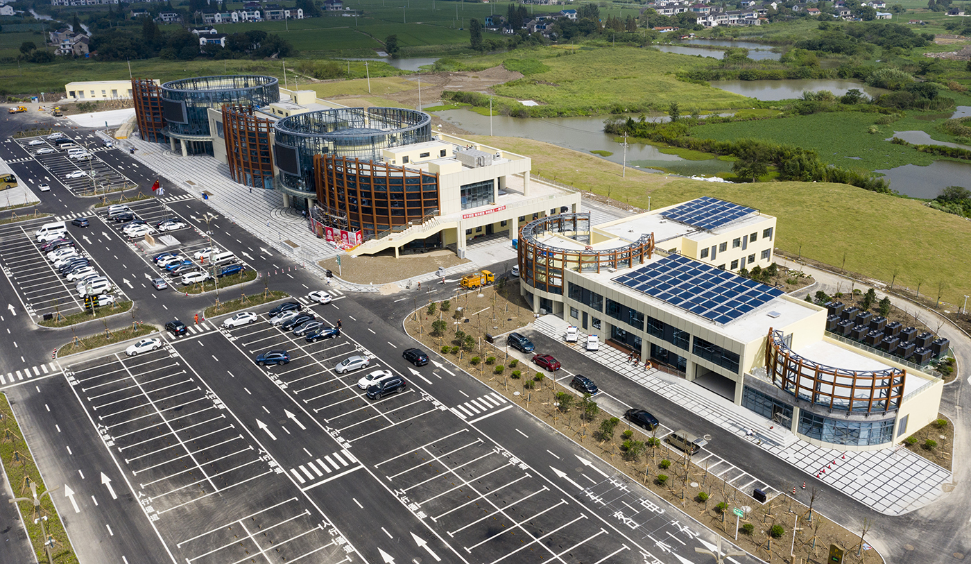 8月30日,航拍智慧化提升改造后面貌一新的沿江高速太仓沙溪服务区.